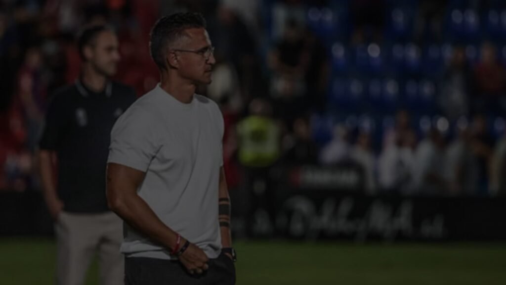 Dani Ponz da instrucciones a los jugadores del PAOK de Salónica