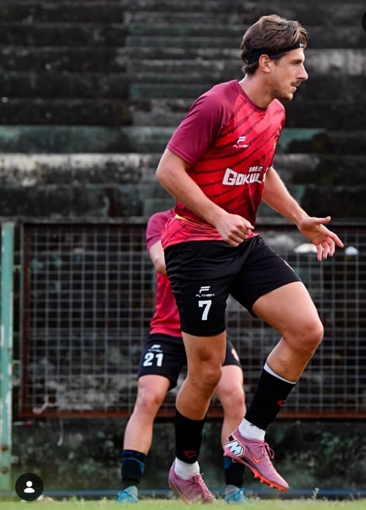 Alfred Planas se ejercita con su equipo Gokulam Kerala FC que disputa la I-League