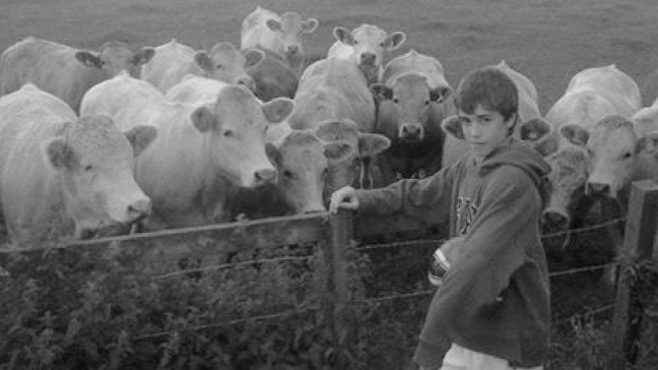 Ewan Urain de niño en Durango abrazado a una pelota.