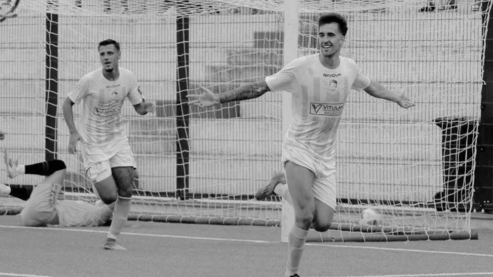 Ewan Urain celebra su primer gol con AS Manfredonia Calcio