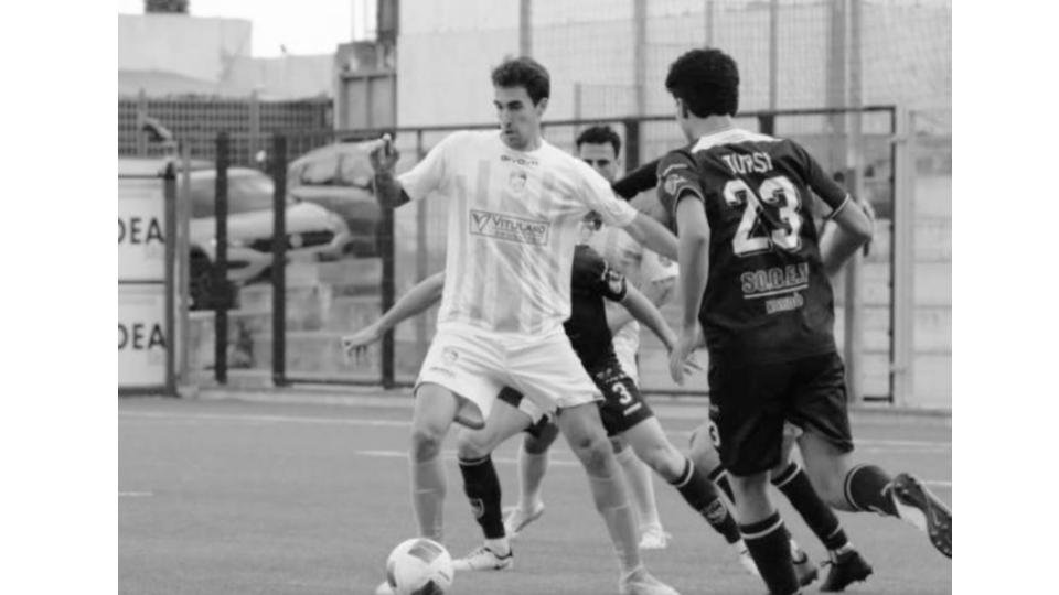 Ewean Urain dispita una pelota en el partido del Manfredonia disputado en el estadio miramare