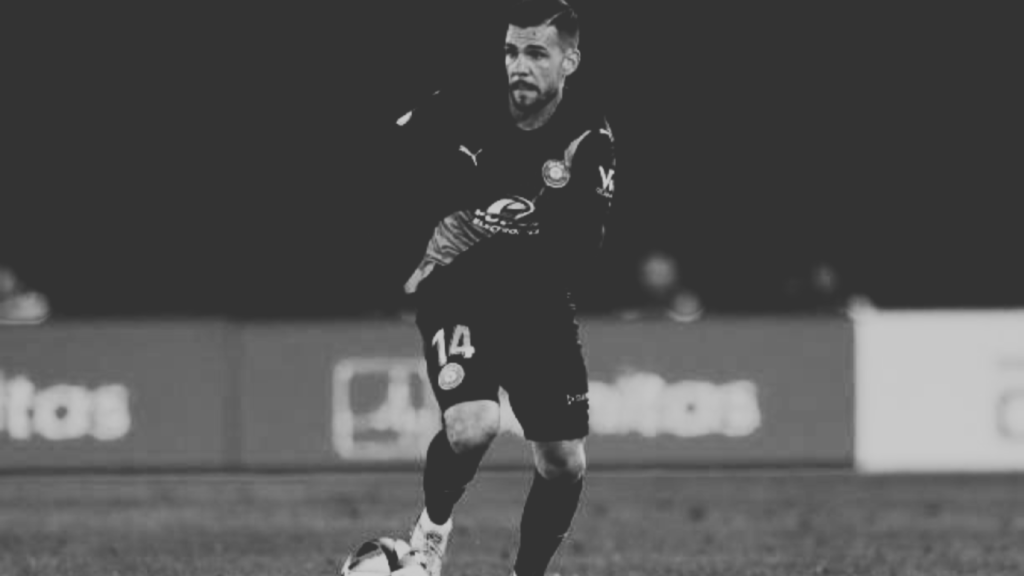 Álex Gallar conduce la pelota durante un partido con su anterior club la UD Ibiza