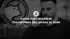 ntonio Paz (Director Deportivo) hablando por teléfono con gesto serio, con el escudo de Unionistas y un fondo desenfocado del estadio Anxo Carro de Lugo