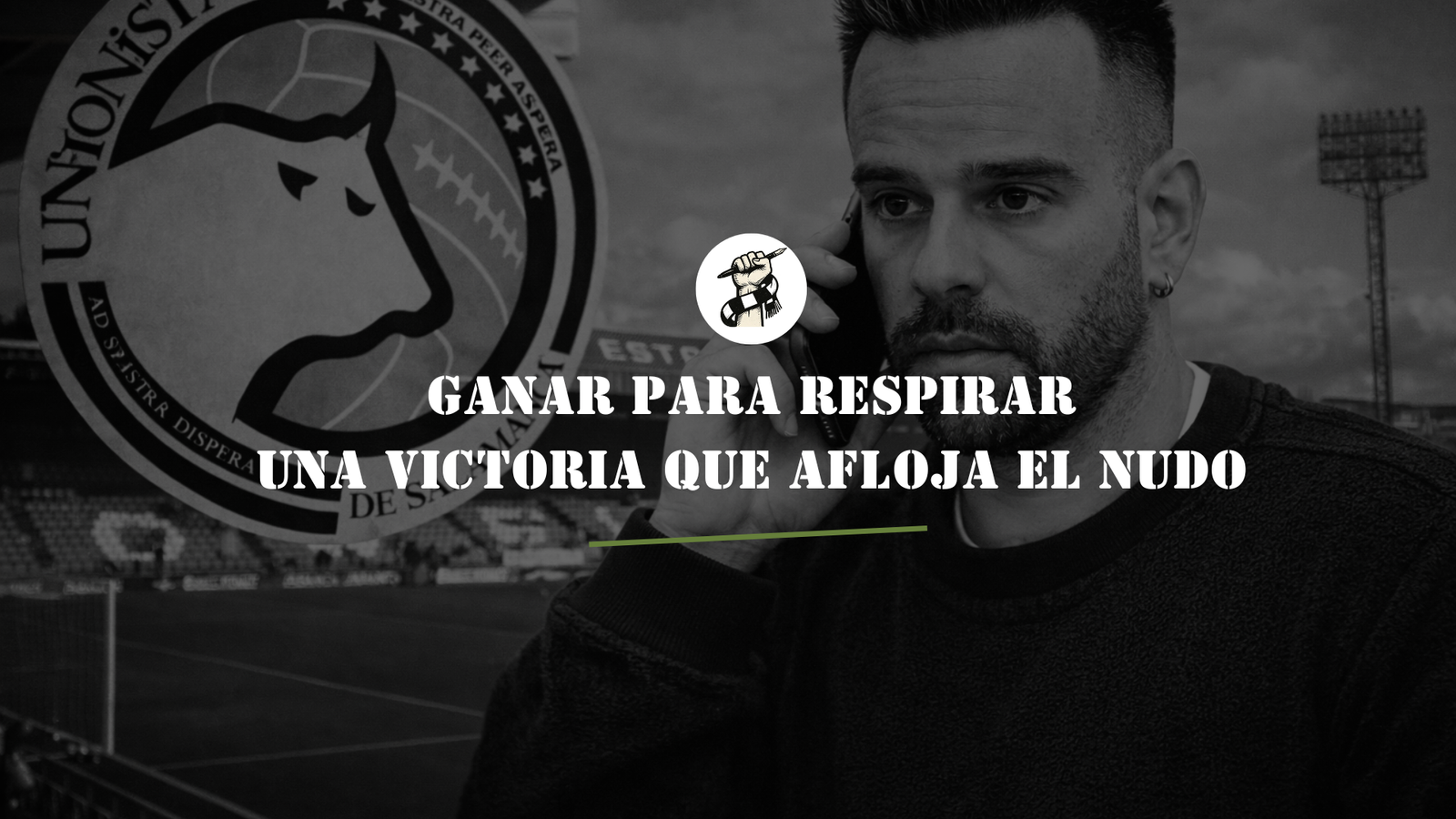 ntonio Paz (Director Deportivo) hablando por teléfono con gesto serio, con el escudo de Unionistas y un fondo desenfocado del estadio Anxo Carro de Lugo