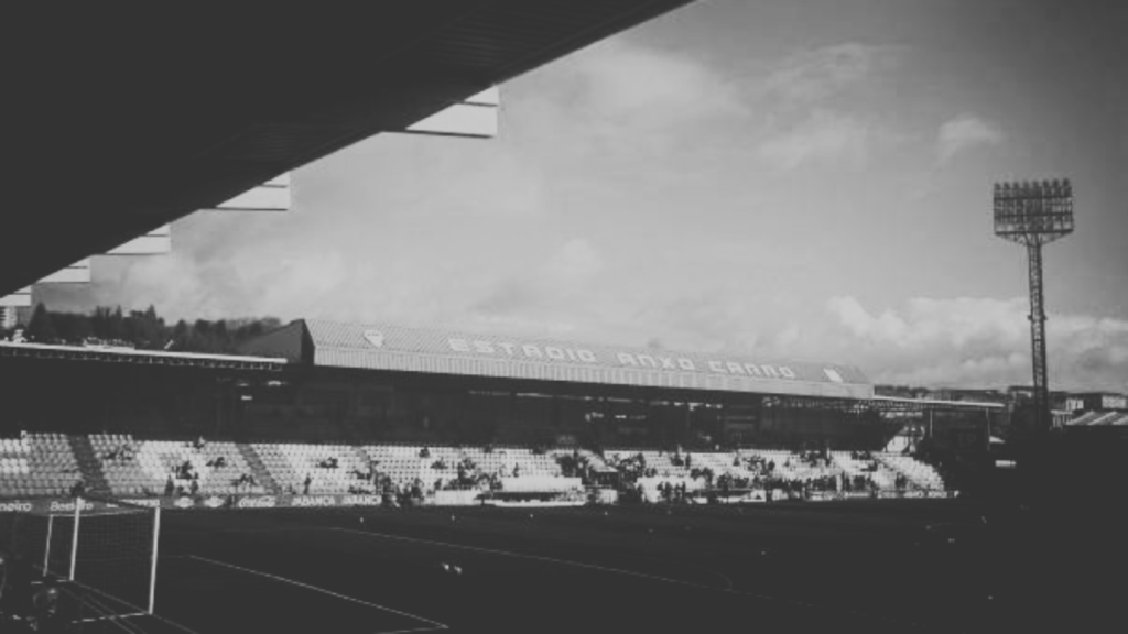El Estadio Anxo Carro al atardecer en una tarde de partido