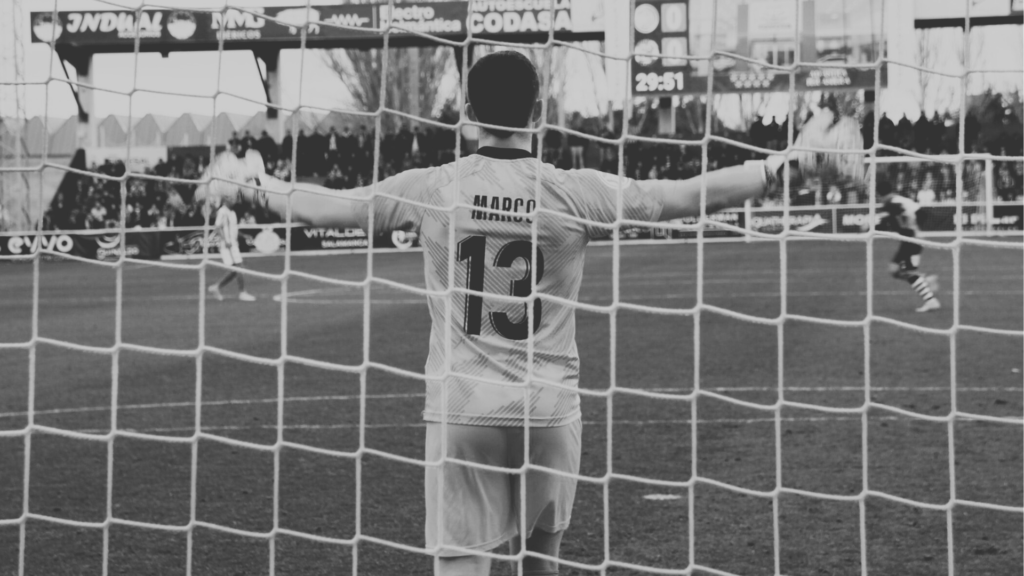 Acción del partido Unionistas de Salamanca contra Zamora CF en el Reina Sofía, mostrando la disputa de un balón dividido bajo la luz de los focos, con la grada de fondo.