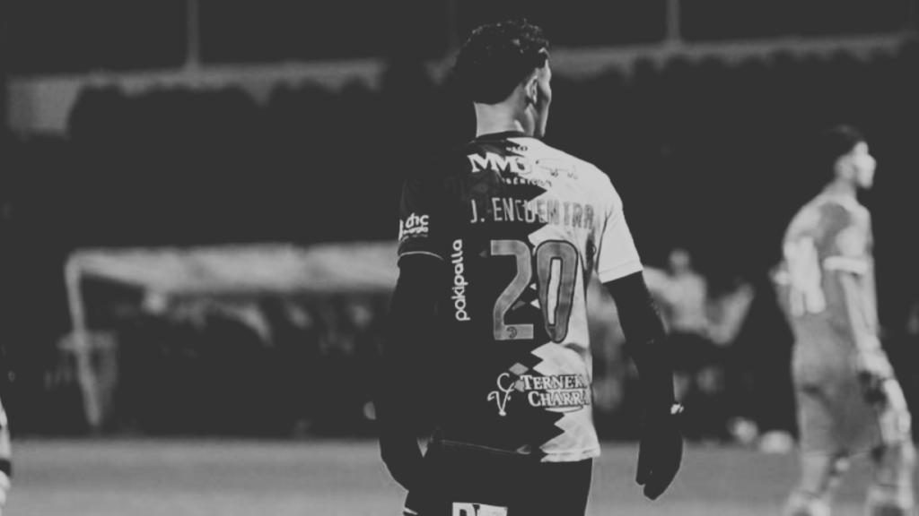 El joven jugador Jan Encuentra disputando un balón en la banda izquierda de Unionistas de Salamanca antes de su lesión.