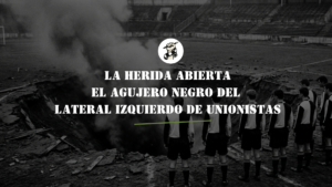Siete jugadores de fútbol con la equipación de Unionistas de Salamanca observan un gran cráter en la banda izquierda de un campo de fútbol en blanco y negro.
