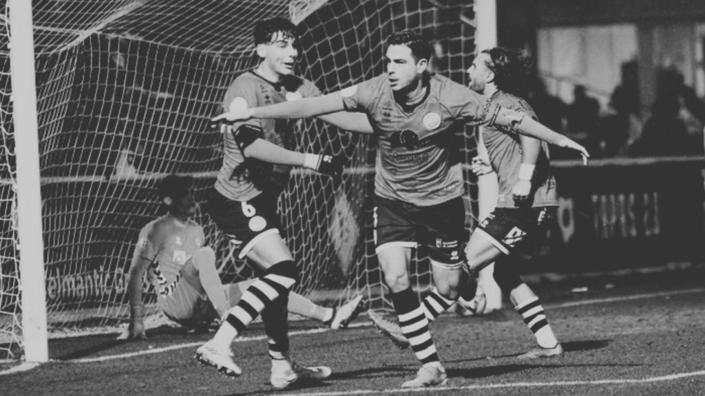 Ramiro Mayor celebra su gol frente a la grada del Reina Sofía