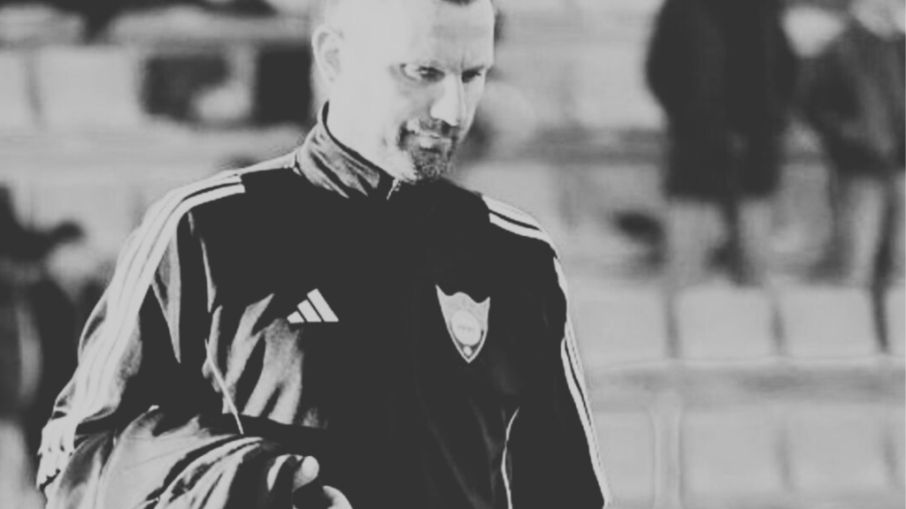 Ranko Despotovic, entrenador del CD Cieza, dirigiendo un entrenamiento.