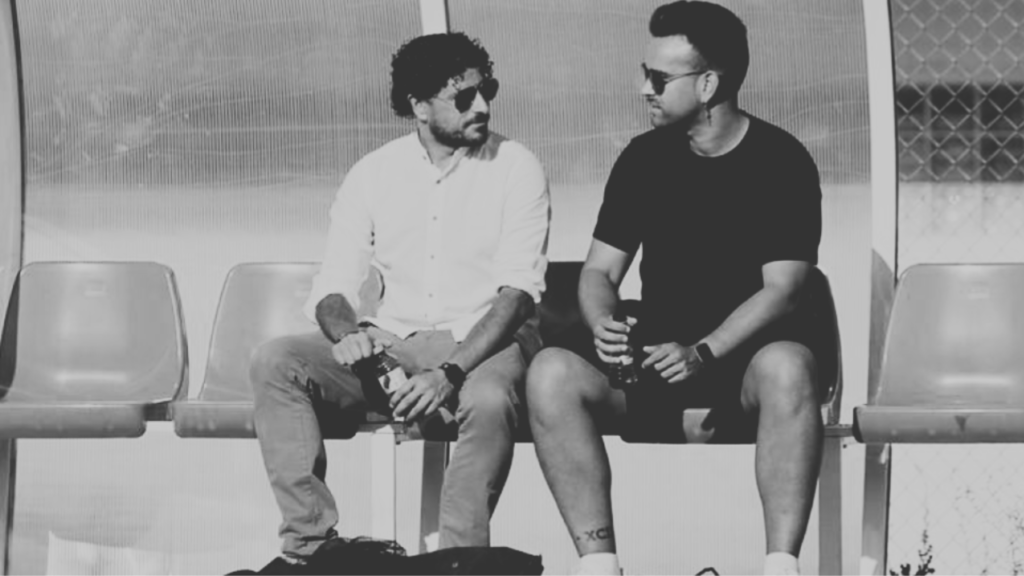 Rubén Andrés trabajando desde la banda de un campo de fútbol, representando la figura del director deportivo.