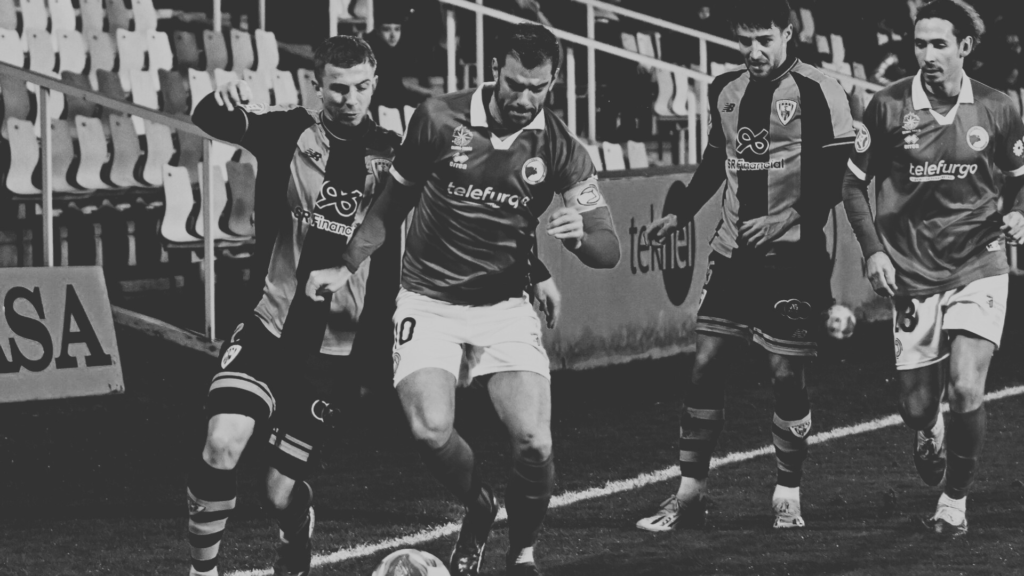 Carlos de la Nava pelea un balón en la derrota de Unionistas en Barakaldo