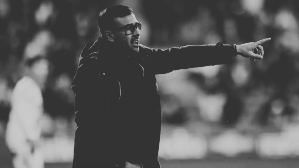 Yago Iglesias da instrucciones a sus jugadores del CD Lugo desde la banda.