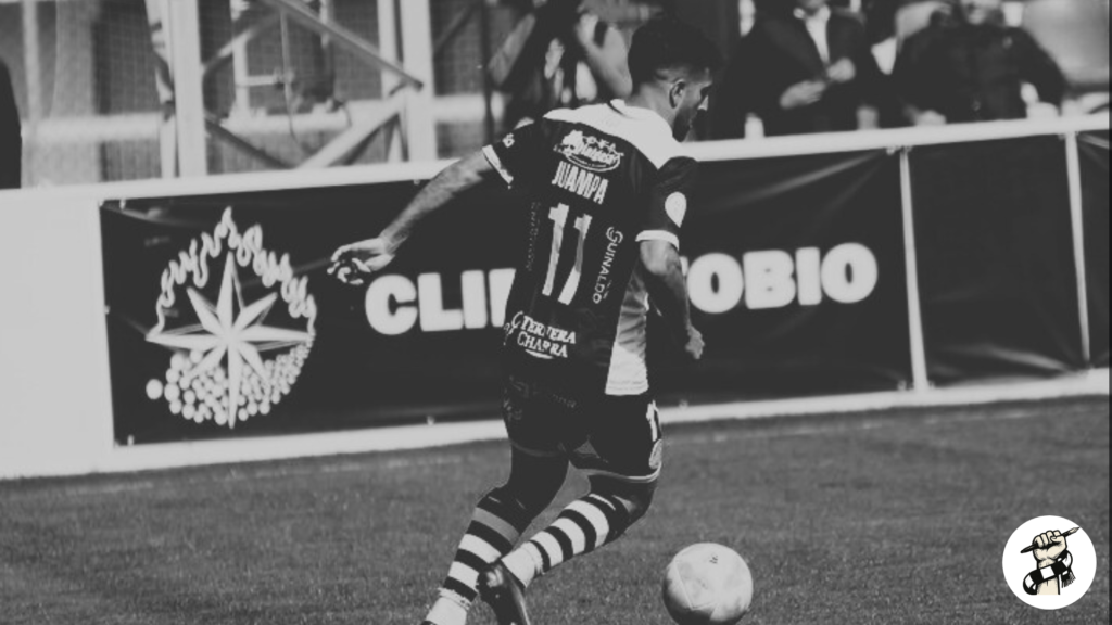 Juampa Barros controla un balón durante un partido con Unionistas ante Real Madrid Castilla.