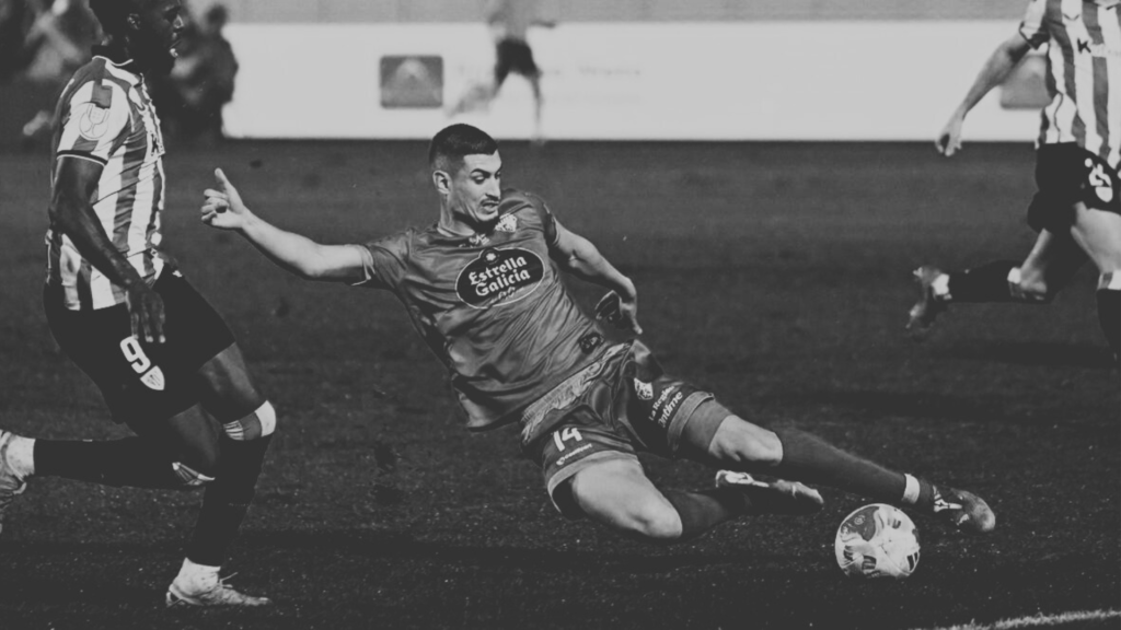 La defensa del Ourense CF se siente cómoda en bloque bajo.