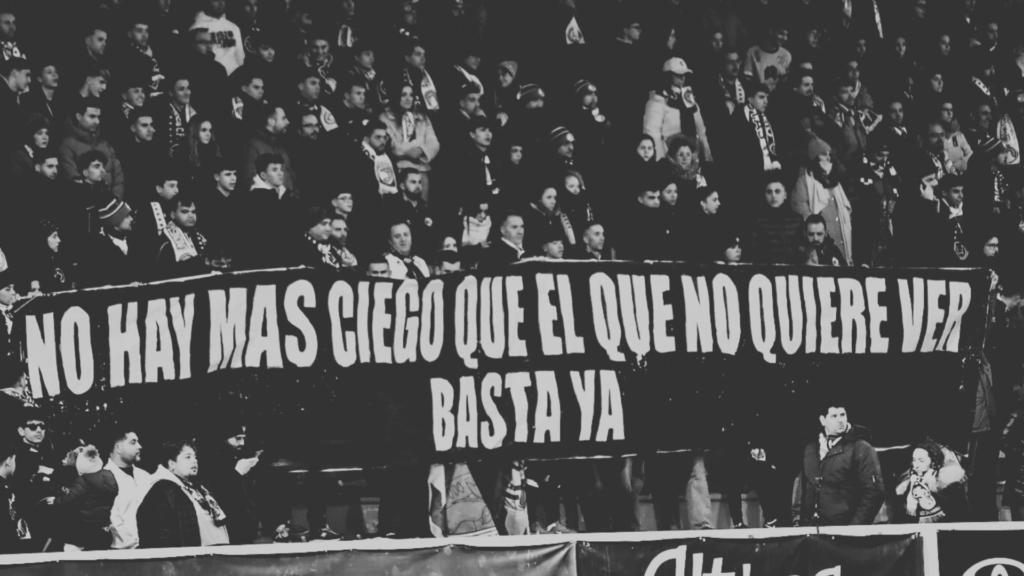 Pancarta de protesta en la grada de animación de Unionistas durante el partido contra el Ourense.