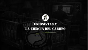 Una cuna de bebé antigua con una bufanda de Unionistas de Salamanca en un cuarto siniestro donde el árbitro revisa el VAR