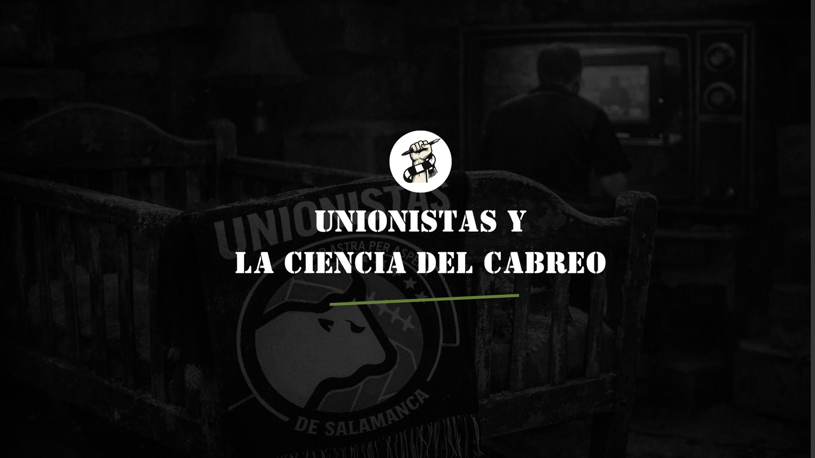 Una cuna de bebé antigua con una bufanda de Unionistas de Salamanca en un cuarto siniestro donde el árbitro revisa el VAR