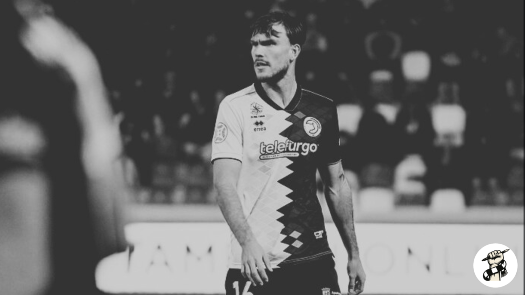 Vadik con gesto serio dando instrucciones para colocar a la defensa