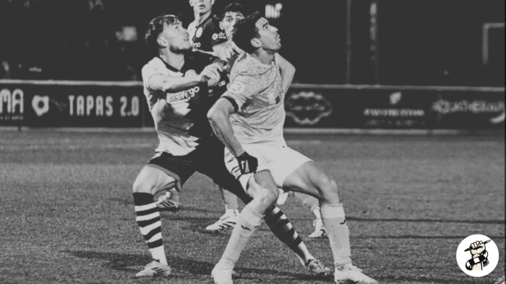 Vadik en un balón dividido o chocando con un delantero