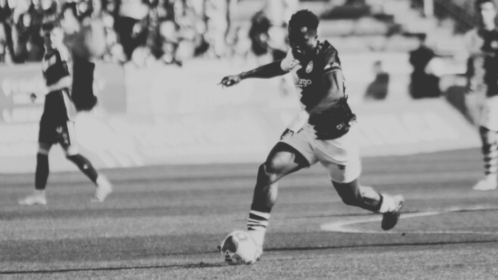 Ange Chibozo, pieza clave de Unionistas para romper la defensa del Pontevedra.