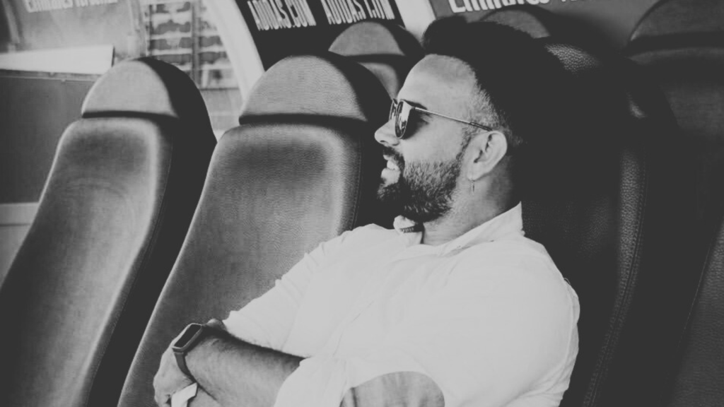 Antonio Paz director deportivo Unionistas de Salamanca observa el desempeño de los jugadores desde el banquillo.