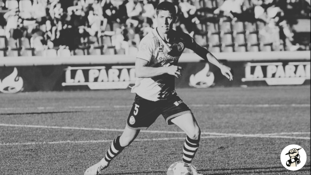 Farru en una acción sacando la pelota jugada con Unionistas de Salamanca