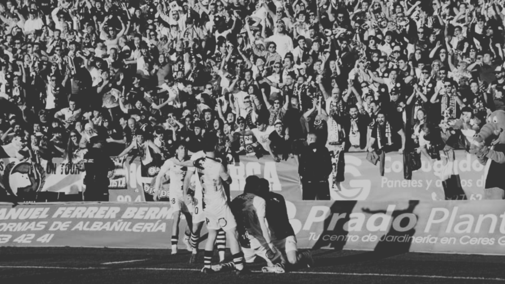 Jugadores de Unionistas celebran el empate 3-3 ante el Cacereño con la afición desplazada.