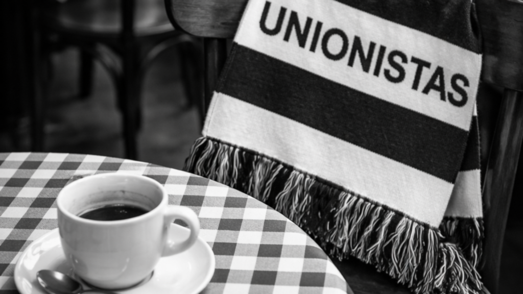 Metáfora visual de una cita abandonada con elementos de Unionistas de Salamanca