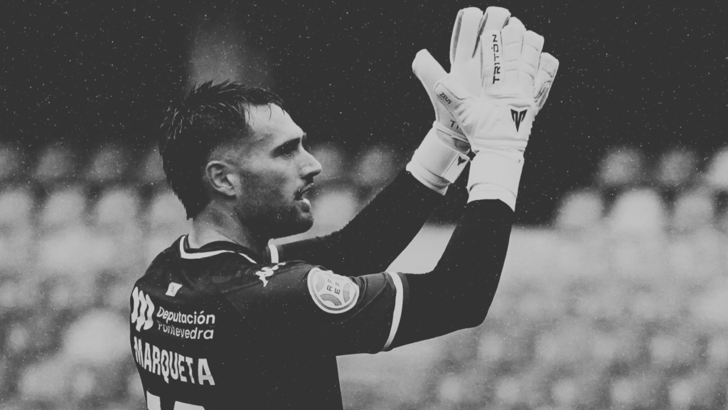 Raúl Marqueta y la defensa del Pontevedra CF, la segunda menos goleada de Primera Federación