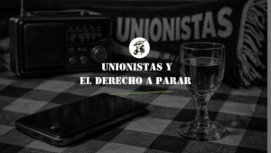 Sobremesa con copa de licor y móvil, representando la desconexión durante el partido del Unionistas.