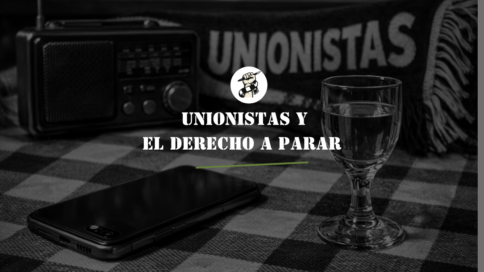 Sobremesa con copa de licor y móvil, representando la desconexión durante el partido del Unionistas.