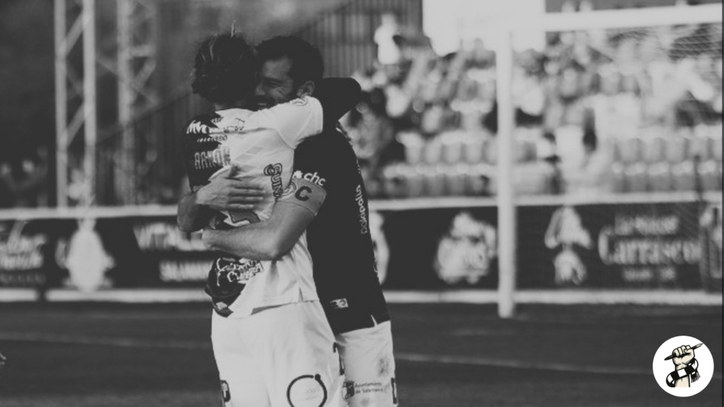 Aarón Piñán se abraza a Carlos de la Nava para celebrar su gol ante el Arenteiro.