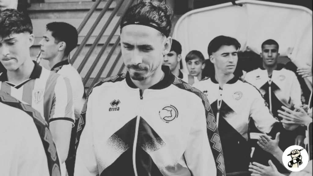 Aarón Piñán con gesto serio al saltar al capo con Unionistas antes de enfrentarse al Bilbao Athletic