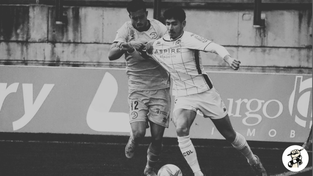 Aarón Piñán protege la pelota ante el acoso de un defensa de Unionistas de Salamanca