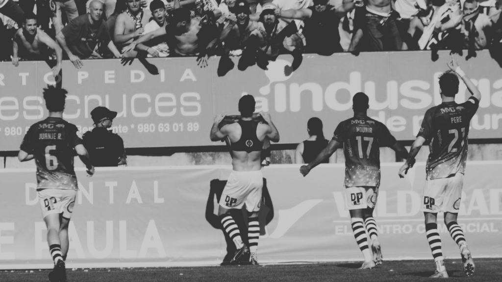 Carlos de la Nava celebra su gol con Unionistas en Zamora mostrando su camiseta.