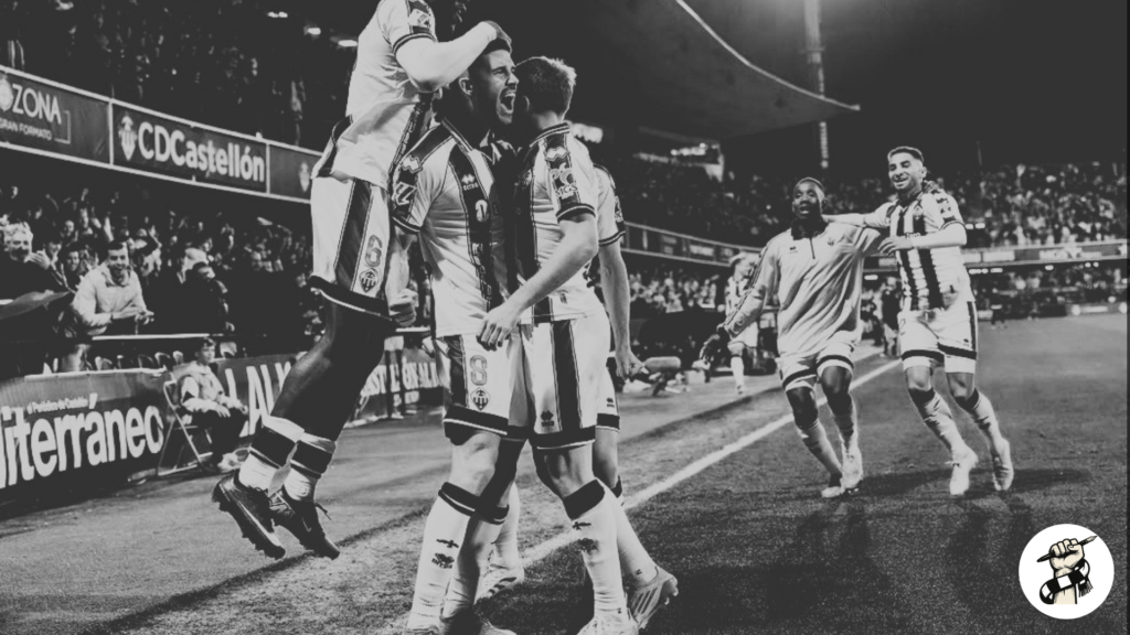 Diego Barri celebra un gol con sus compañeros del CD Castellón que coloca al equipo en puesto de playoff de ascenso a Primera División
