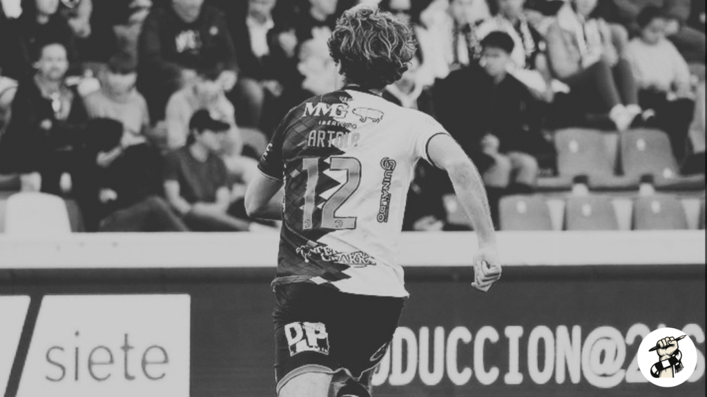 Juan Artola delantero de Unionistas de Salamanca en acción contra el Bilbao Athletic