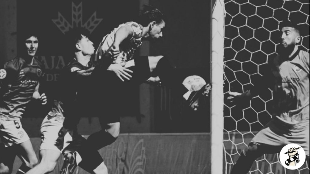 Mario Losada delantero del Zamora CF remata a gol ante Unionistas de Salamanca en el estadio Ruta de la Plata