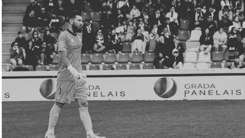 Salvi Carrasco con gesto serio tras un error en el encuentro de Unionistas de Salamanca