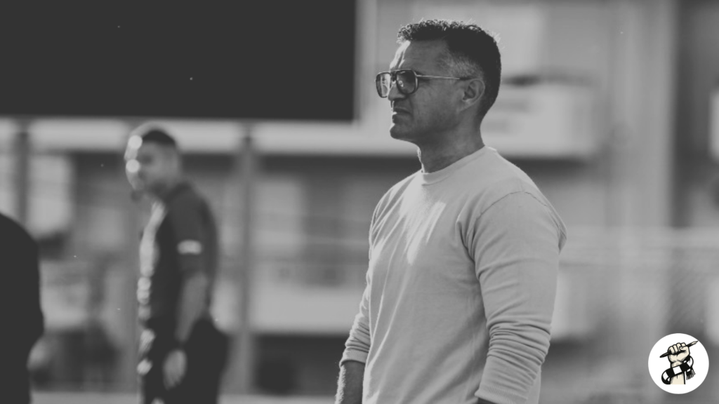 Dani Ponz no pierde detalle del desempeño de sus jugadores durante un partido