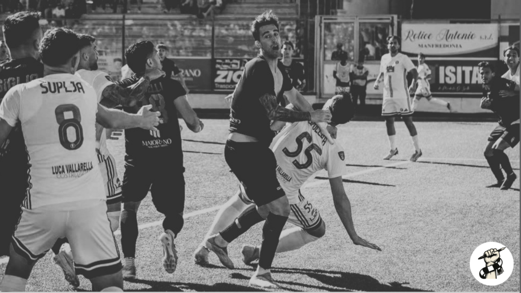 Ewan Urain es agarrado en disputa de pelota con el Manfredonia