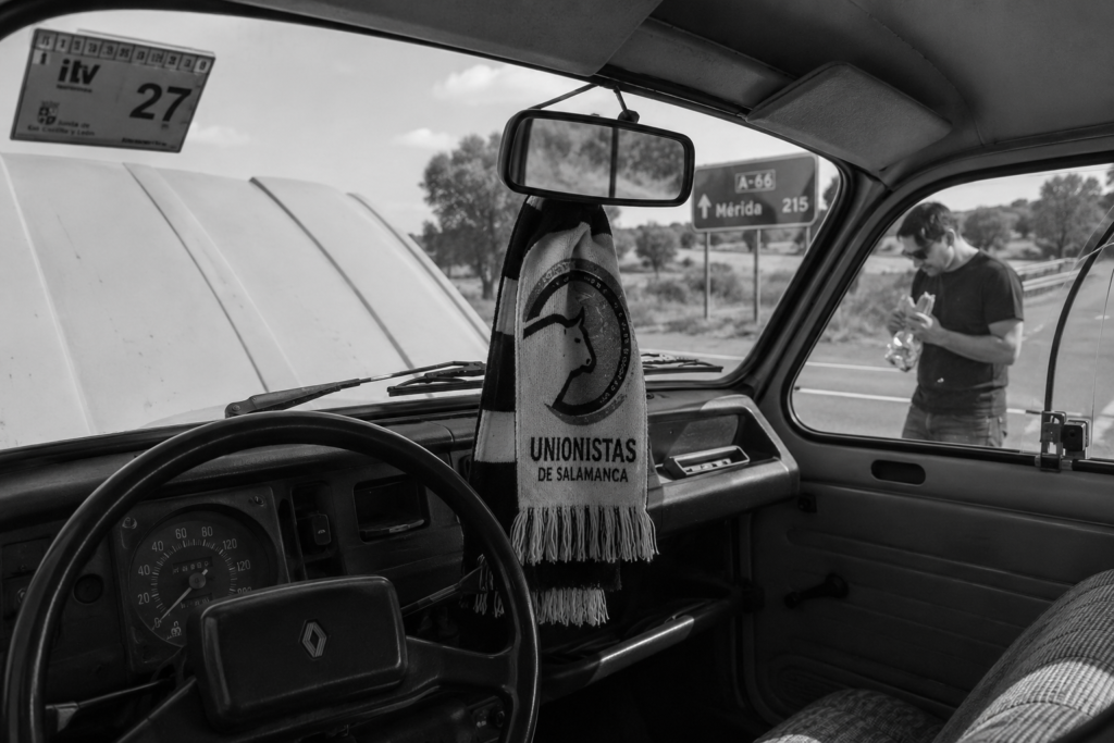 etalle de un coche antiguo con bufanda de Unionistas y pegatina de la ITV, metáfora de la salvación y clasificación copera.