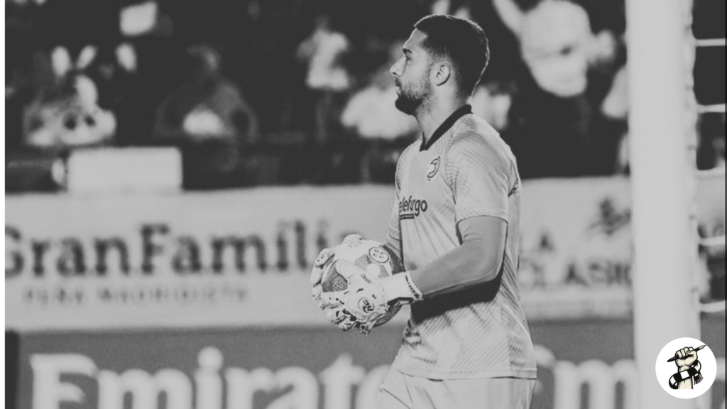 Marco Coronas bajo palos ante el Real Madrid Castilla