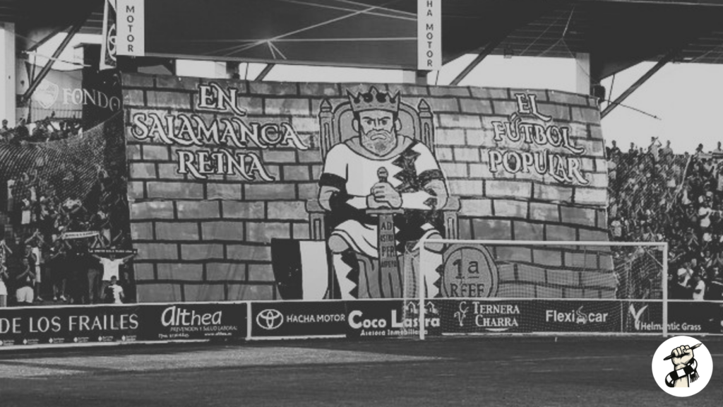 En el tifo un mensaje “En Salamanca reina el fútbol popular”