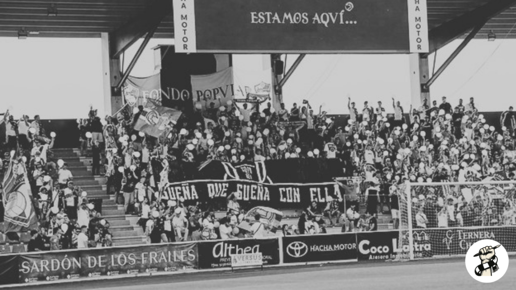 “Sueña que sueña con ella”. De nuevo un verso de Robe Iniesta vuelve a aparecer en la grada del Fondo Popular como un conjuro