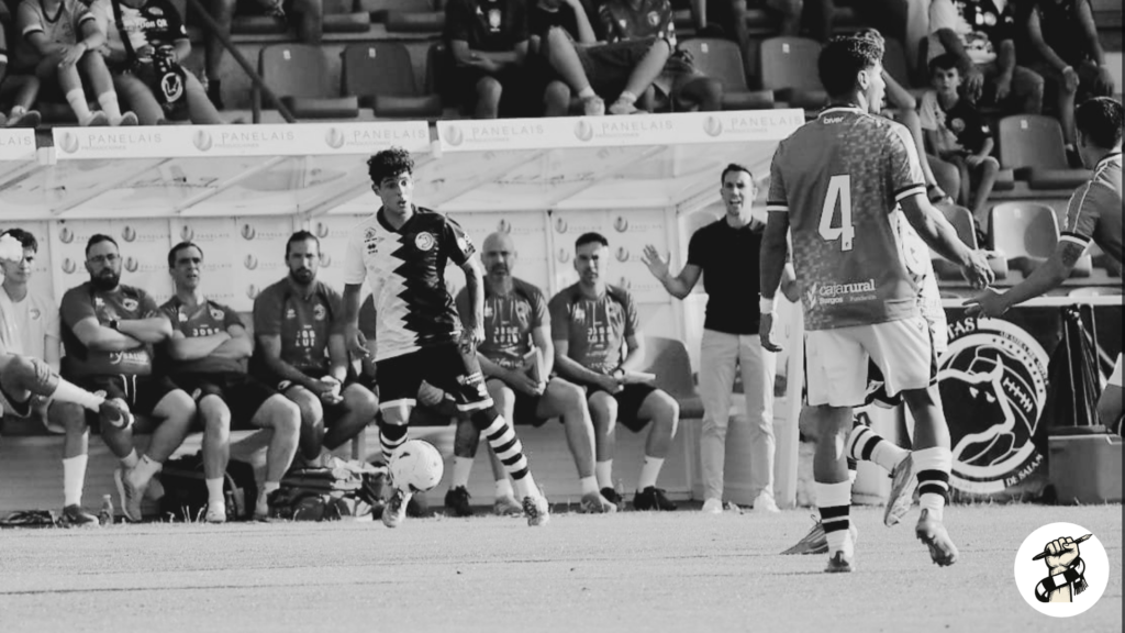 Javi Medina da instrucciones a Dani Morer durante un partido de Unionistas