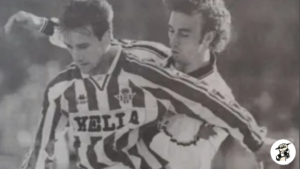 Miguel Montes Torrecilla defendiendo a una de las estrellas de la liga como era Alfonso Pérez Muñoz