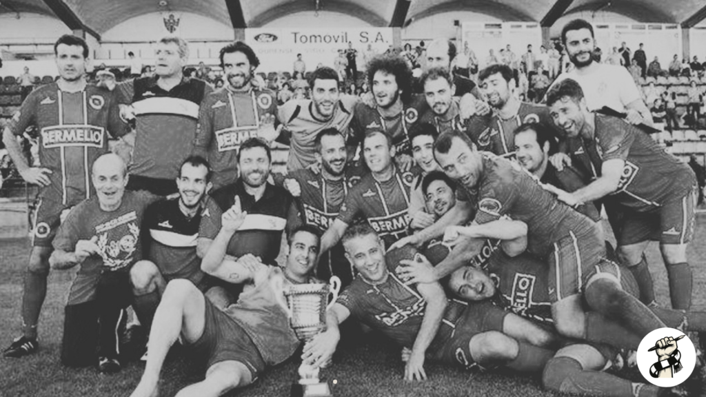 Jugadores y aficionados de la UD Ourense celebran su primer ascenso