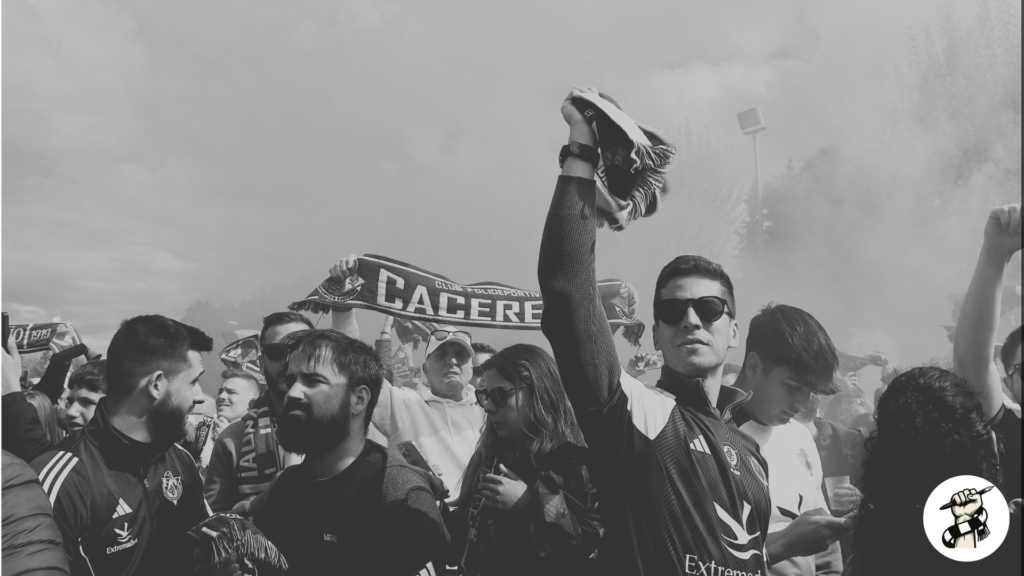 La afición del CAcereño recibe a su equipo a la llegada al estadio Ruta de la Plata de Zamora en mayo de 2026